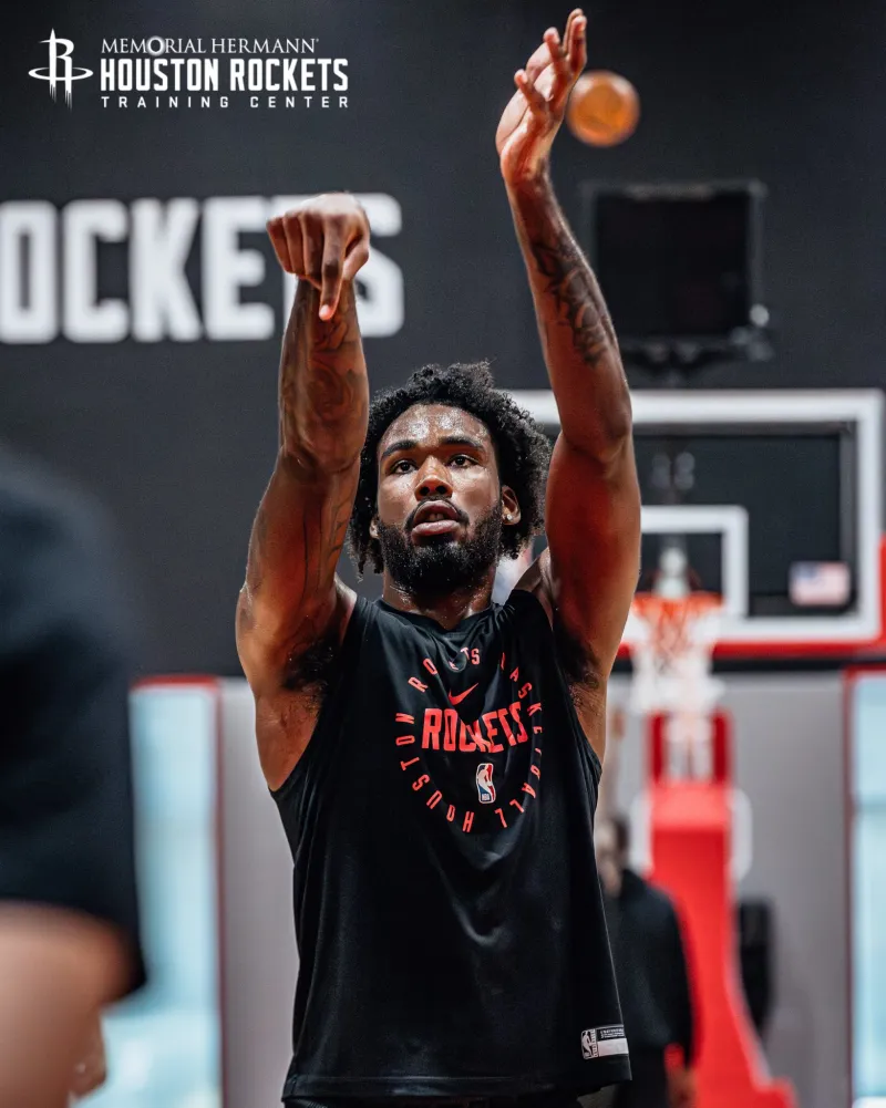 防守大闸！火箭社媒晒伊森现身火箭训练馆的训练组图