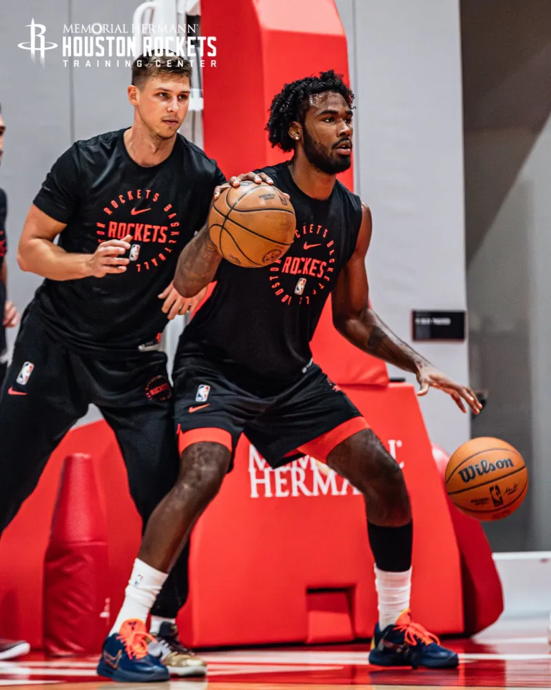 防守大闸！火箭社媒晒伊森现身火箭训练馆的训练组图