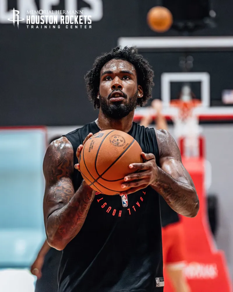 防守大闸！火箭社媒晒伊森现身火箭训练馆的训练组图