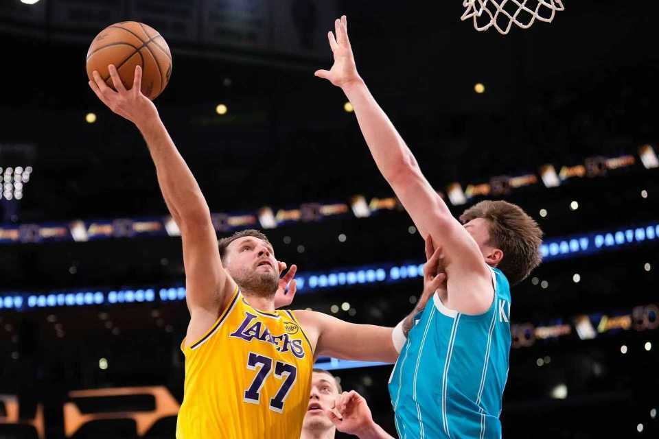 足球比赛在线直播观看免费-詹姆斯29+9+6湖人爆冷惨负黄蜂 东契奇39分三球30+11+9三分