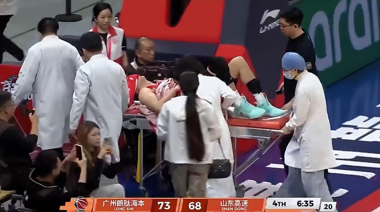 足球比赛在线直播观看免费-退役X因素?郭艾伦左膝受伤捂脸沮丧 近三年仅打21场合同也将到期