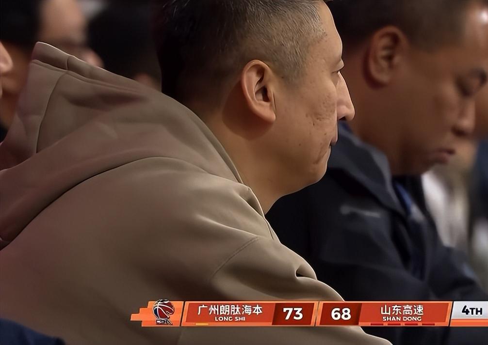 足球比赛在线直播观看免费-退役X因素?郭艾伦左膝受伤捂脸沮丧 近三年仅打21场合同也将到期