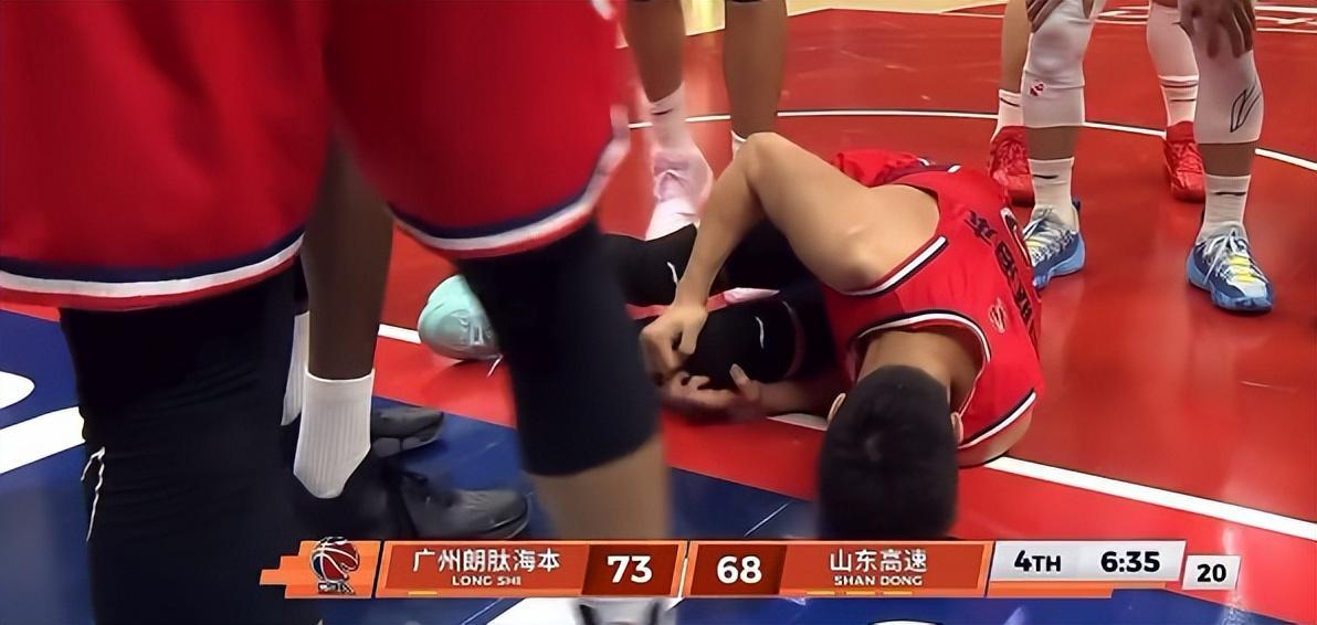 足球比赛在线直播观看免费-退役X因素?郭艾伦左膝受伤捂脸沮丧 近三年仅打21场合同也将到期