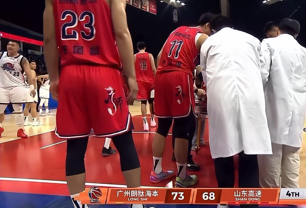 足球比赛在线直播观看免费-退役X因素?郭艾伦左膝受伤捂脸沮丧 近三年仅打21场合同也将到期