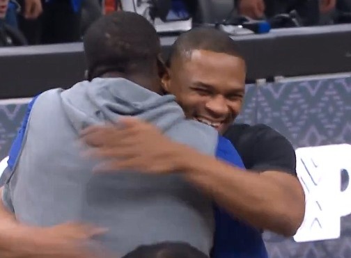 足球比赛在线直播观看免费-场下都是哥们儿！威少与德罗赞“围殴”追梦 随后三人大笑拥抱