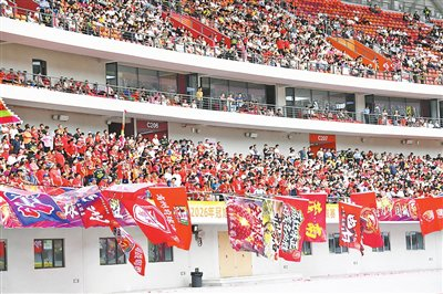 足球比赛直播免费在线观看-跨城撑云浮 气势不能输|客场|云浮日报|云浮队|啦啦队|粤超联赛_新浪体育_新浪新闻
